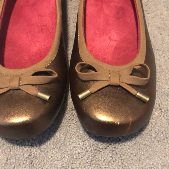 Vionic - Picture 6 of 7